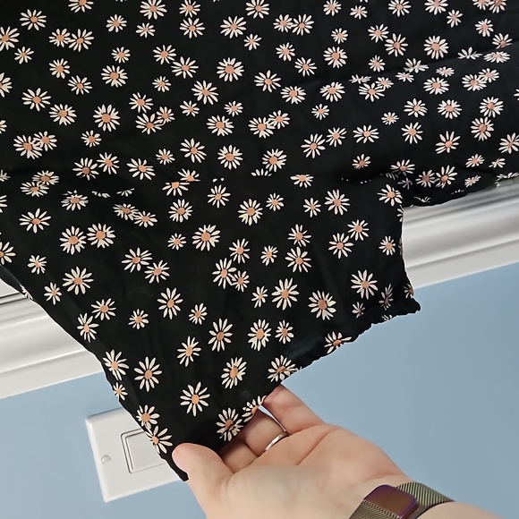 American Eagle cropped shirt button down size large with daisys - Picture 2 of 7